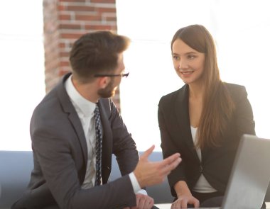 İki arkadaşları yeni iş stratejisi üzerinde çalışma