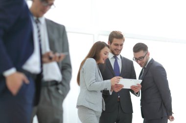 İş adamları araçları kullanma ve çalışırken gülümseyen