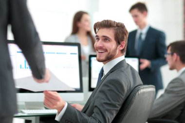 iş raporları bir bilgisayarda çalışan iş adamı