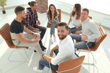 Yöneticisi ve ekibi ofiste oturan