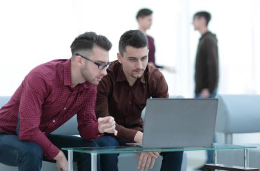 İki web tasarımcıları bir proje tartışıyor