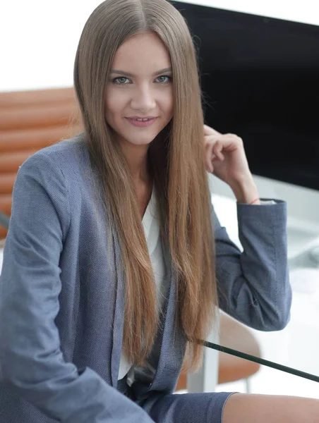 Werknemer van de vrouwelijke vestiging zit aan een bureau — Stockfoto