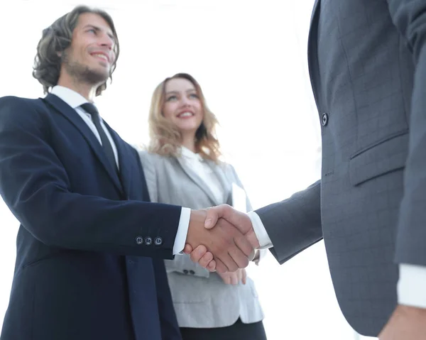 Foto vom Handschlag zweier glücklicher Geschäftsleute — Stockfoto