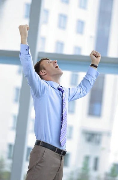 Empresario celebrando con los puños levantados en el aire — Foto de Stock