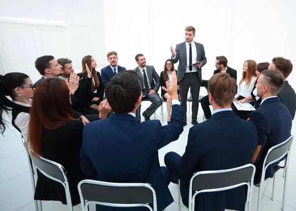 Qualifizierter Trainer stellt den Teilnehmern des Trainings Fragen. — Stockfoto