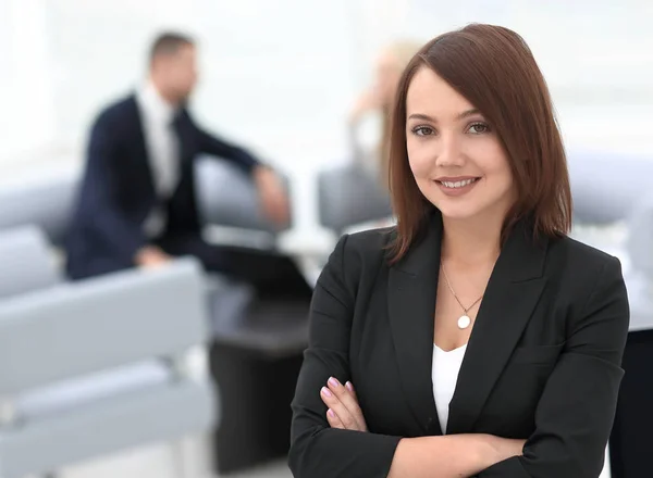 Porträtt av självsäkra affärskvinnor på suddig bakgrund office — Stockfoto