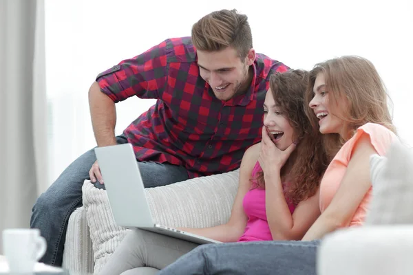 Groep jongeren kijken naar video's op de laptop. — Stockfoto