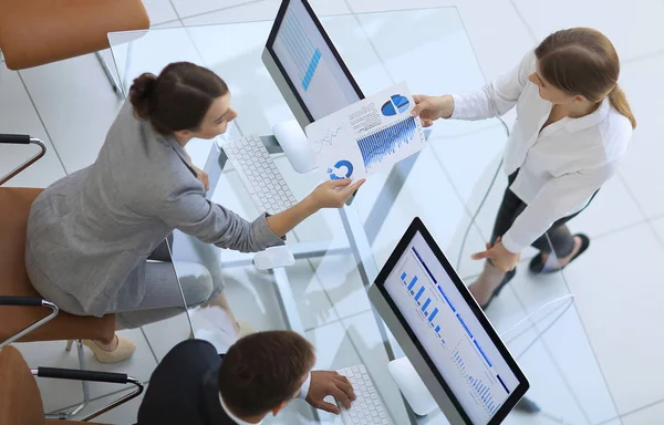 Üst düzey yönetici çalışana mali belgeyi iletir