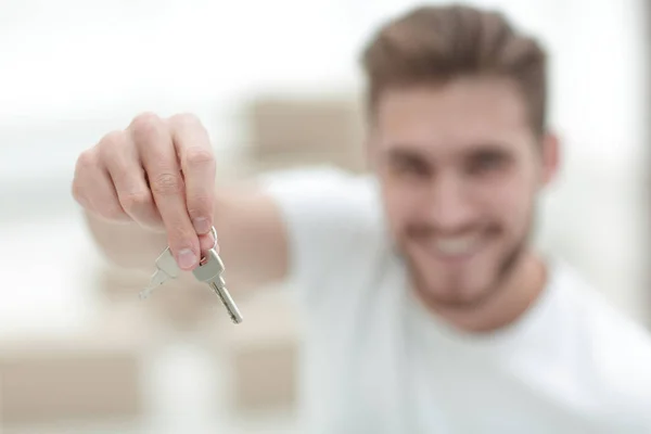 Closeup.man showing keys of new apartments — Stock Photo, Image