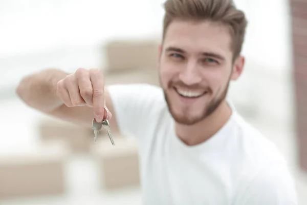 Closeup.happy el hombre con las llaves de los nuevos apartamentos —  Fotos de Stock