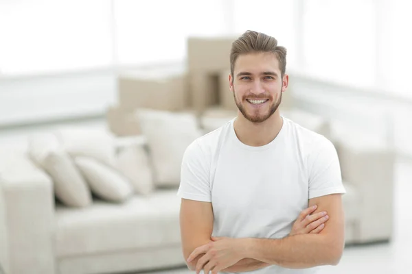 Man on the background of the new apartments — Stock Photo, Image