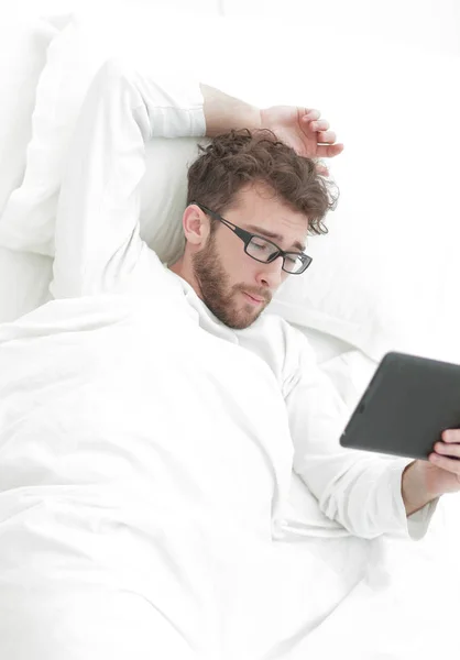 Immagine di sfondo. uomo moderno che legge sul tablet digitale . — Foto Stock