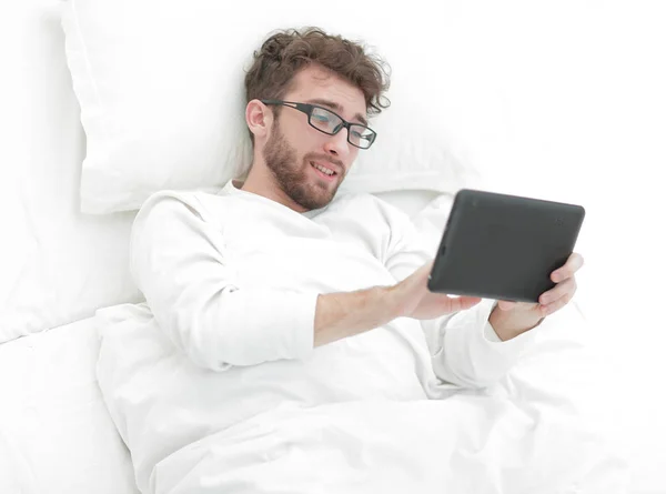 Bakgrundsbild. mannen läser på digitala tablett. — Stockfoto