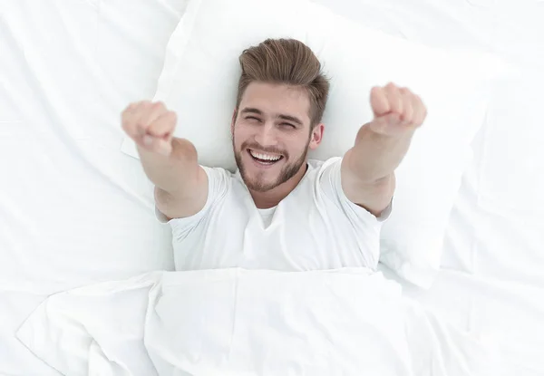 Övre view.happy mannen liggande på soffan — Stockfoto