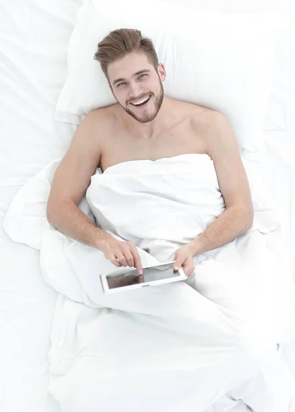 침실에 디지털 태블릿을 가진 남자의 배경 이미지 — 스톡 사진