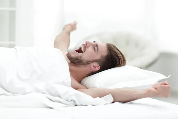 Homem de negócios acordando no domingo de manhã — Fotografia de Stock