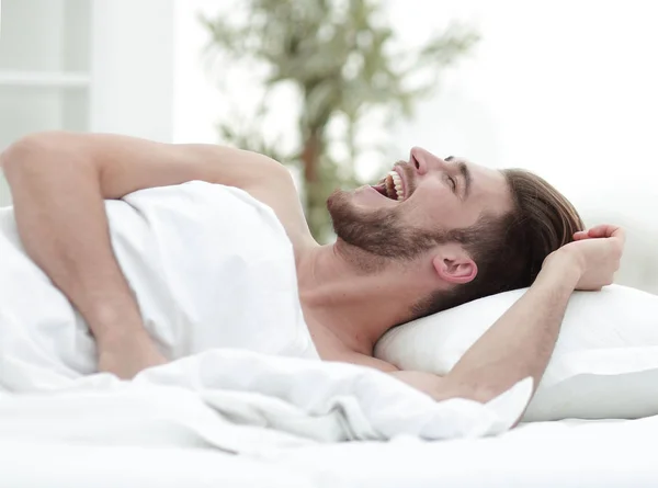 Geschäftsmann schläft im gemütlichen Hotelzimmer ein — Stockfoto