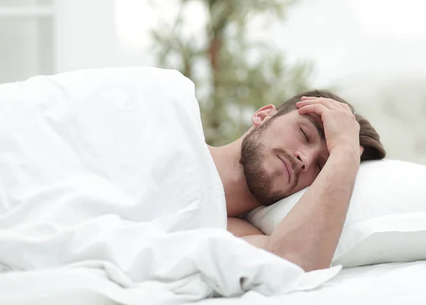 Joven está durmiendo en una cómoda habitación de hotel — Foto de Stock