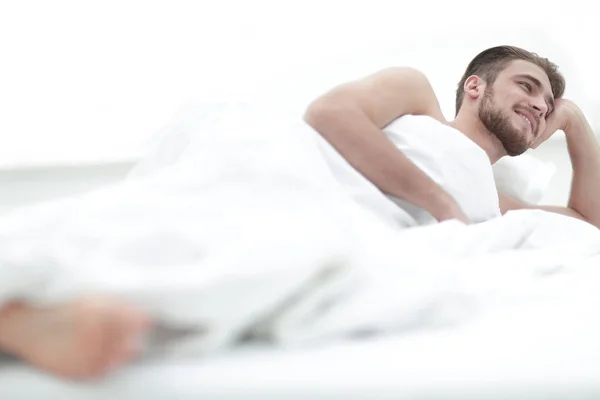 Hombre de éxito despierta en una nueva casa — Foto de Stock