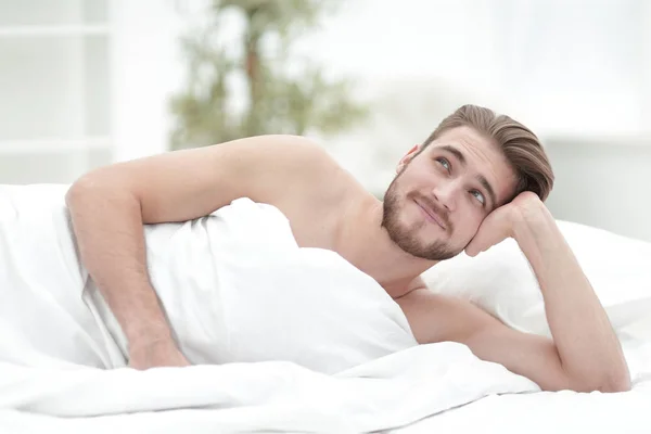Мужчина мечтает лечь на кровать — стоковое фото