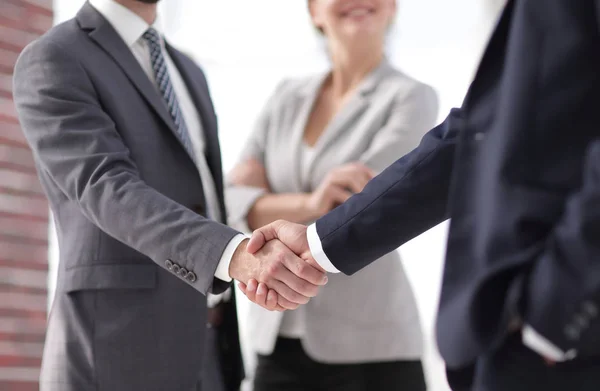 Dos hombres de negocios dándose la mano — Foto de Stock