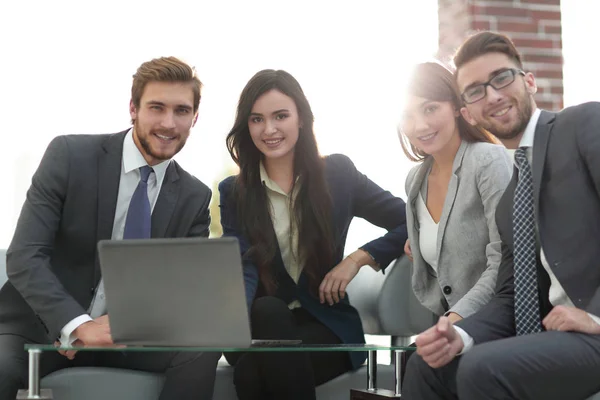 Os empresários estão usando um laptop durante a conferência em offi — Fotografia de Stock