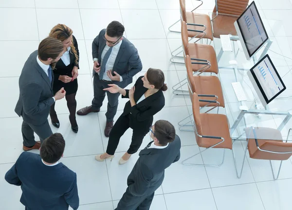 Geschäftsteam spricht im Büro. — Stockfoto