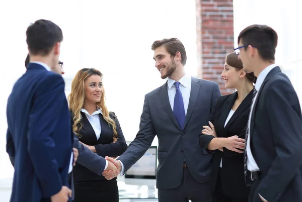 Apretón de manos de los empresarios en la oficina — Foto de Stock