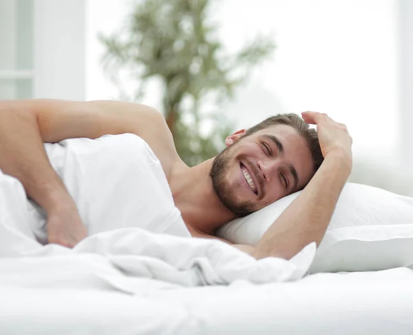 Geschäftsmann ruht sich in einem komfortablen Hotelzimmer aus — Stockfoto