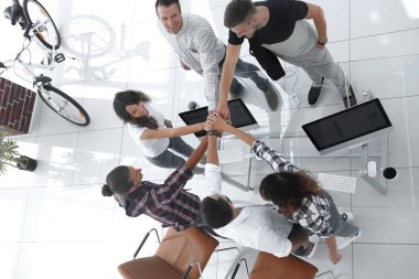 birlikte sıktı elleri ile yaratıcı ekibi.