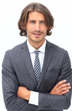 Mutlu genç adam şık bir takım elbise giymiş siyah saçlı