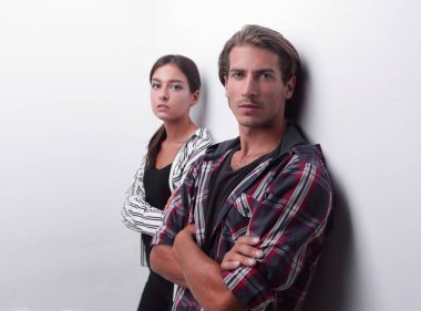 rahatsız çift beyaz duvara yaslanmış