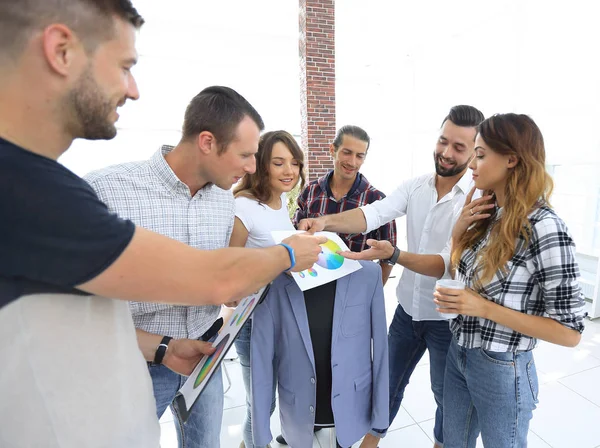 Equipo de diseñadores discutiendo la paleta de colores — Foto de Stock