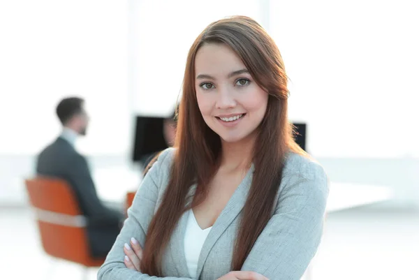 Femme d'affaires sur fond flou bureau — Photo