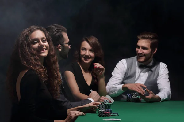 Closeup.poker jogadores sentados em uma mesa de casino — Fotografia de Stock