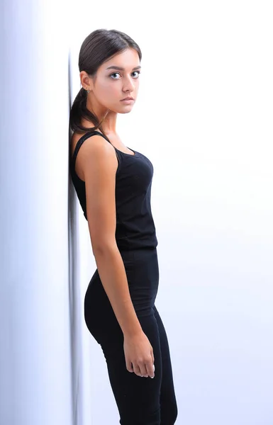Moderne junge Frau an Wand gelehnt — Stockfoto