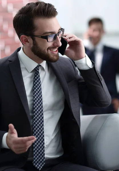 Hombre de negocios guapo hablando por teléfono móvil en la oficina —  Fotos de Stock