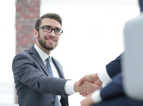 Zwei Geschäftskollegen beim Händeschütteln während eines Meetings. — Stockfoto