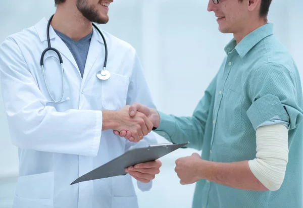 Medico congratulandosi con il paziente con il recupero — Foto Stock
