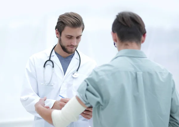 Médico escreve uma recomendação para o paciente . — Fotografia de Stock