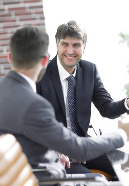 Bir meslektaşım konuşurken bir üst düzey yönetici Close-Up.