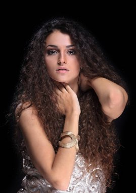 Kadın modeli uzun parlak dalgalı saç modeli ile.