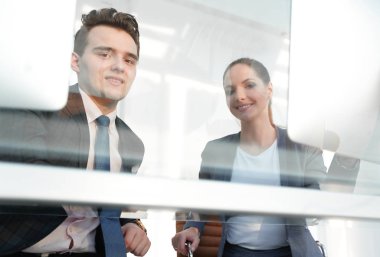 modern bir ofis pencerenin arkasında çalışanlar