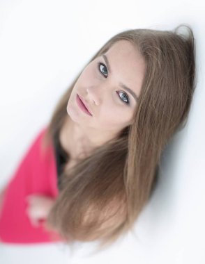 Kırmızı elbiseli profesyonel model kız