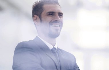 Camın arkasından. modern iş adamı ofis pencereden görünüyor