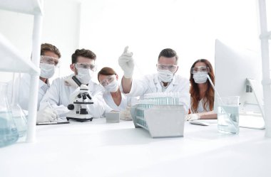 tıp doktorları laboratuarda test tüpleri ve mikroskop ile çalışıyoruz