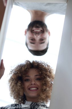 Yakın çekim görünümünü karı koca kutunun içini arıyor.