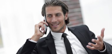 İş adamı akıllı telefondan konuşuyor..