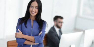 başarılı genç iş kadını çekici emin gülümseme ile