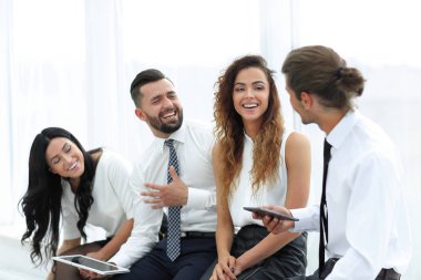 ofiste oturan tablet ile iş takım.